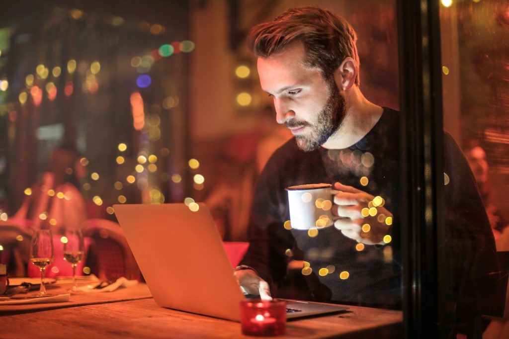 Het internet: een bron van inkomsten